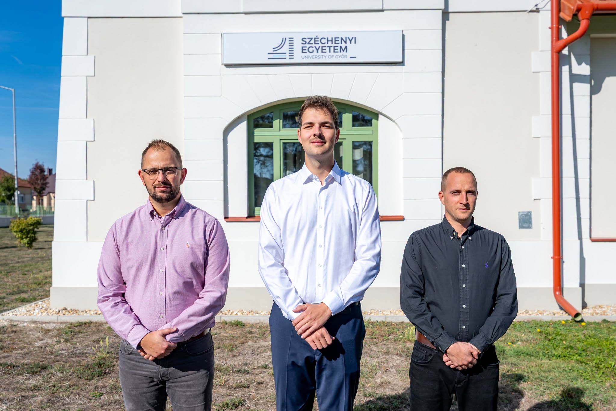 A Széchenyi István Egyetem Agrár- és Élelmiszeripari Kutatóközpontjának munkatársai: dr. Kulmány István központvezető, az Albert Kázmér Mosonmagyaróvári Kar adjunktusa, Licskai Áron kutatási asszisztens és dr. Zsebő Sándor kutatómérnök. (Fotó: Adorján András)